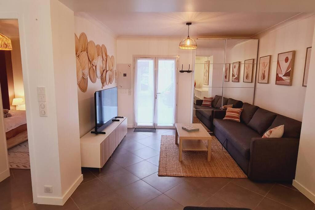 Appartement 2 Pieces Centre Ville Avec Parking Neauphle-le-Château Extérieur photo