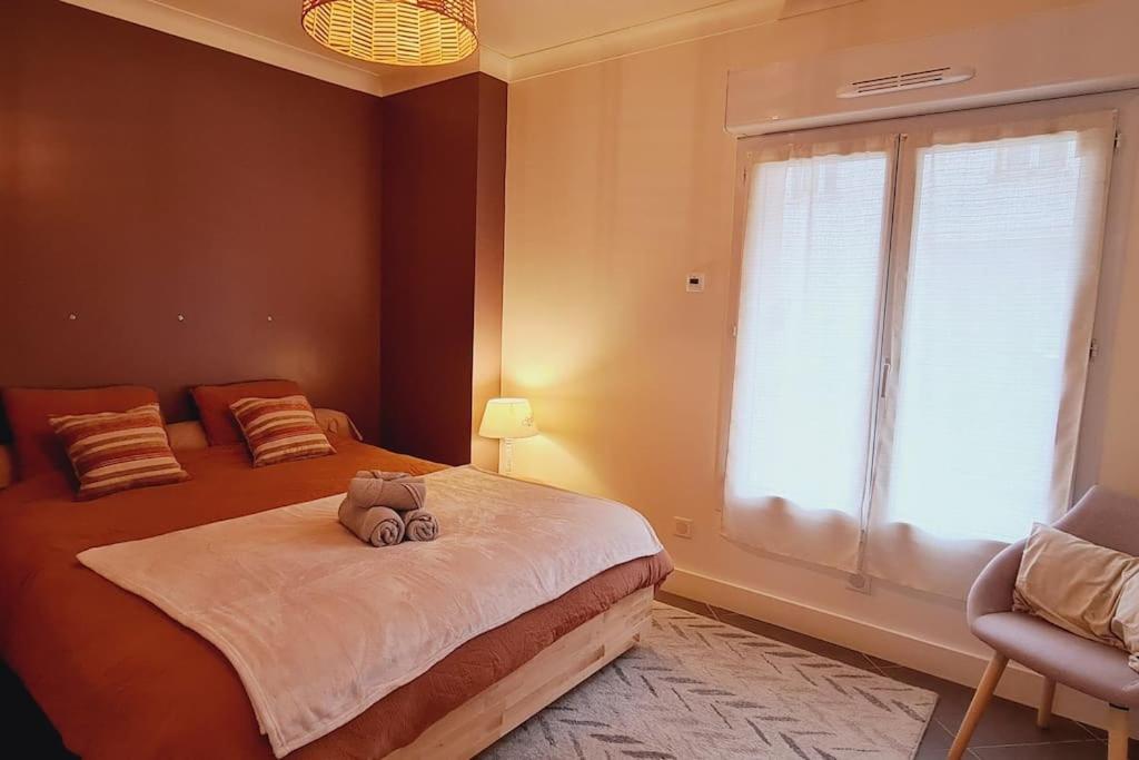 Appartement 2 Pieces Centre Ville Avec Parking Neauphle-le-Château Extérieur photo