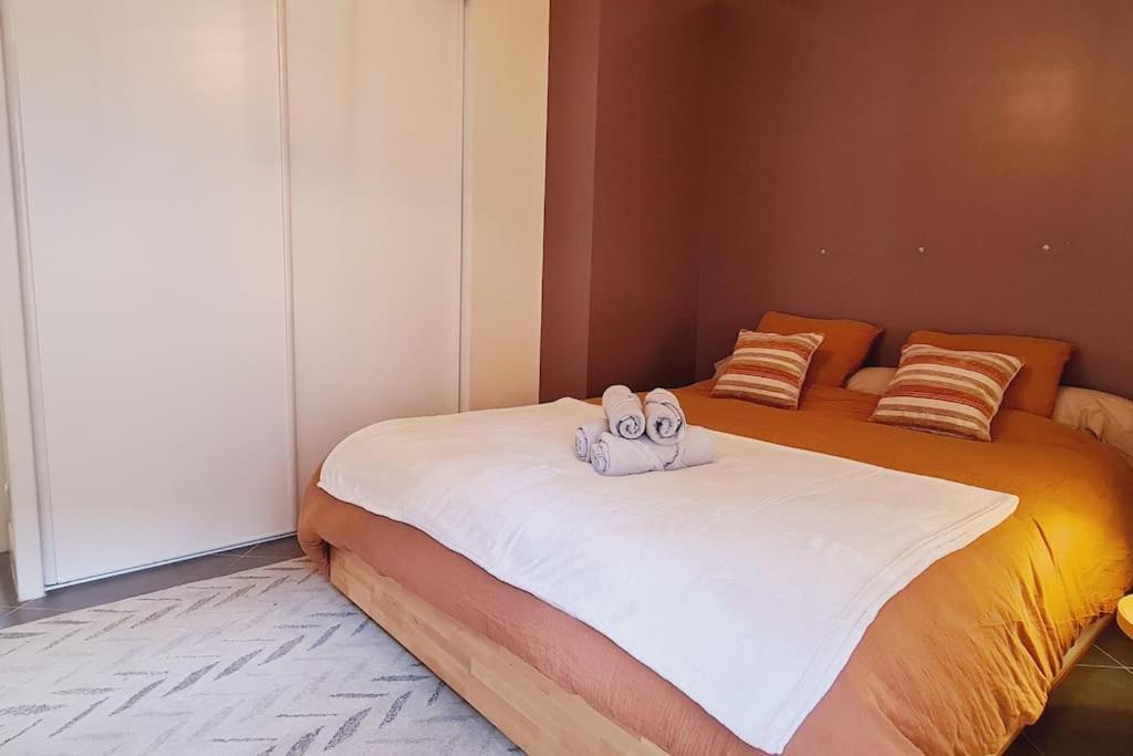 Appartement 2 Pieces Centre Ville Avec Parking Neauphle-le-Château Extérieur photo